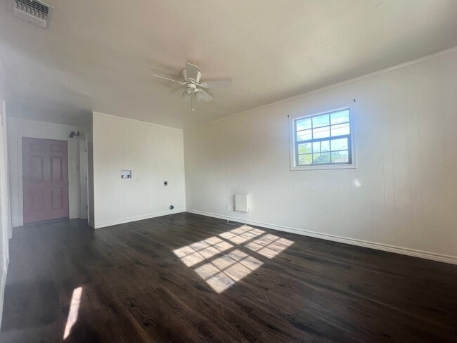 Building Photo - Updated 2 bedroom 1 bath home on a large lot