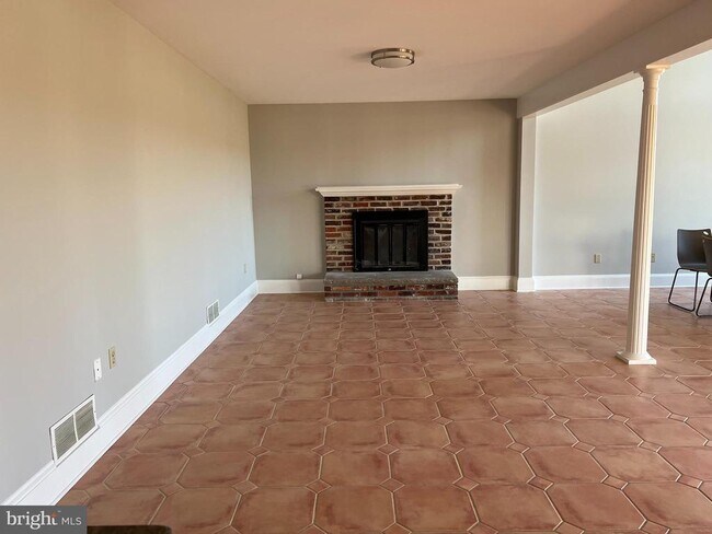 Building Photo - 925 Van Sant Ln