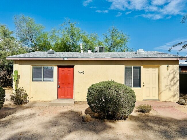 Building Photo - Cottage Style 1 Bedroom with Natural Light...