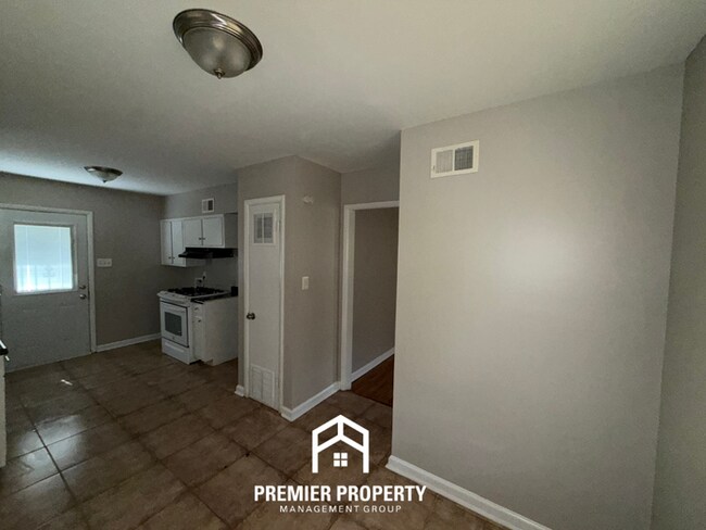 Foto del edificio - Charming 3BR Colonial Acres Cottage | Hardwood Floors, Detached Garage & Large Yard