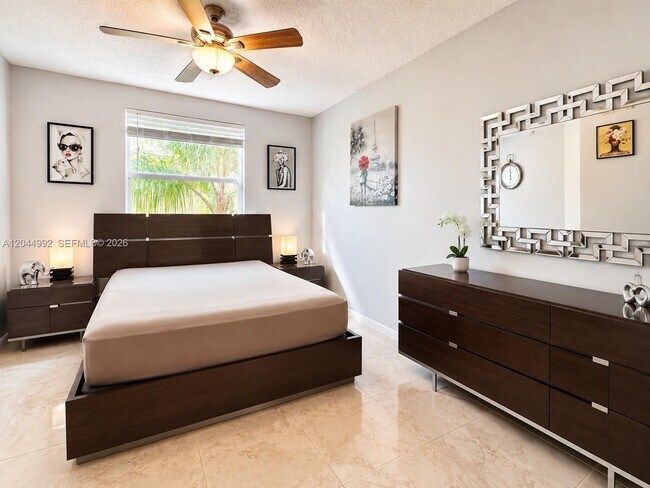 Foto del edificio - 17145 N Bay Rd