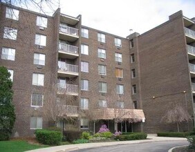 Building Photo - 225 S Rohlwing Rd