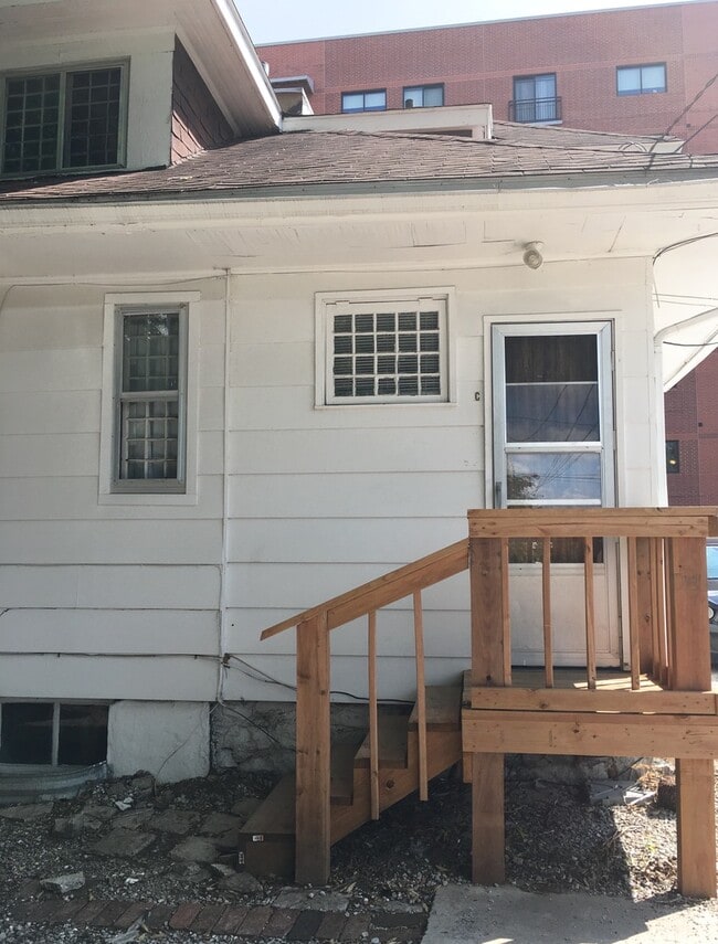 Building Photo - 1 Bedroom Apartment Downtown - Parking & ALL UTILITIES INCLUDED!