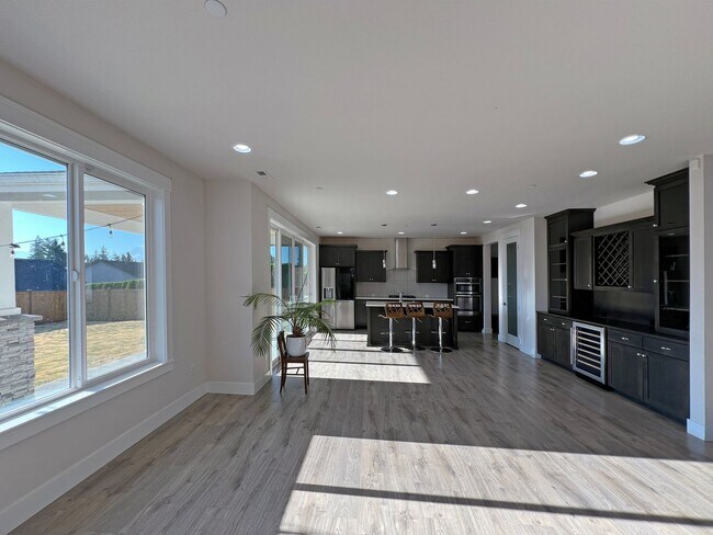 Foto del edificio - Bonney Lake area - 5 bedroom plus Den and 3 baths, AC and more - Available NOW!