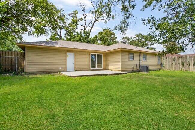 Building Photo - 13226 Rockglen St