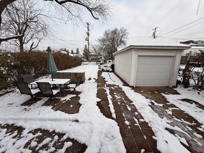 Foto del edificio - 3 Bedroom 2 1/2 Bathroom with one car detached garage