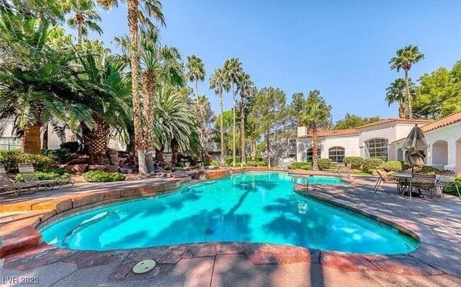Foto del edificio - 2975 Bluegrass Ln
