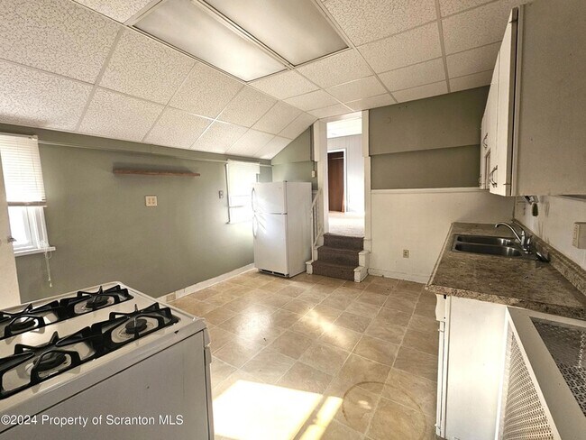 Building Photo - 413 W Grove St