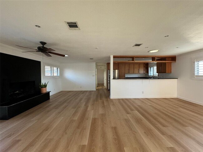 Building Photo - 6601 Columbia Dr