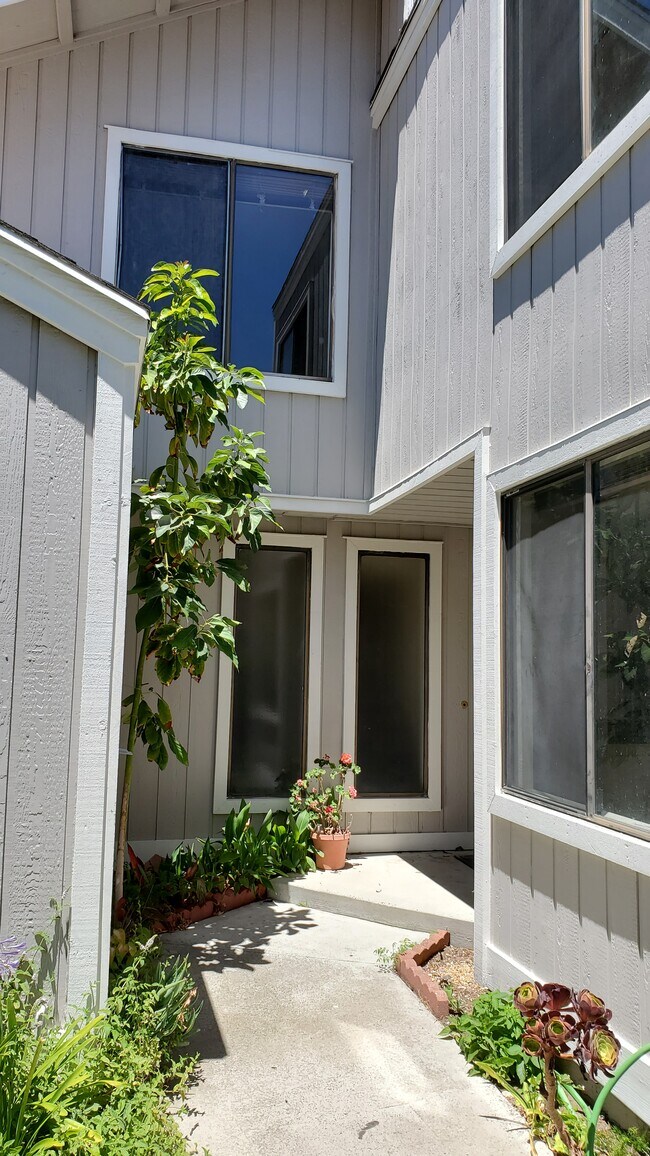 Building Photo - 10 Autumn Hill Ln
