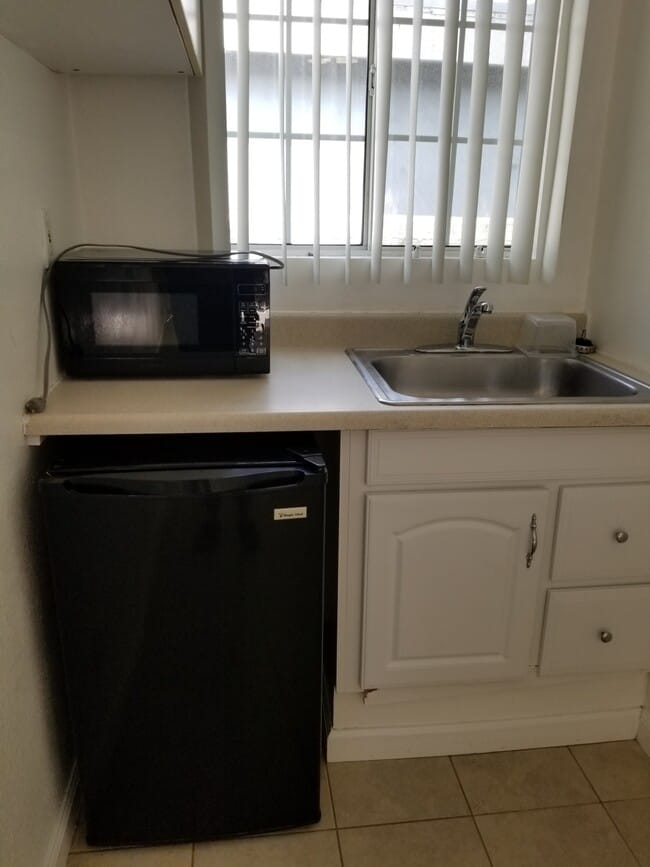 kitchen with refrigerator & microwave - 669 Fairmont Ave