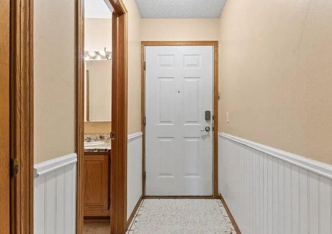 Building Photo - 401 SE Lowell Dr