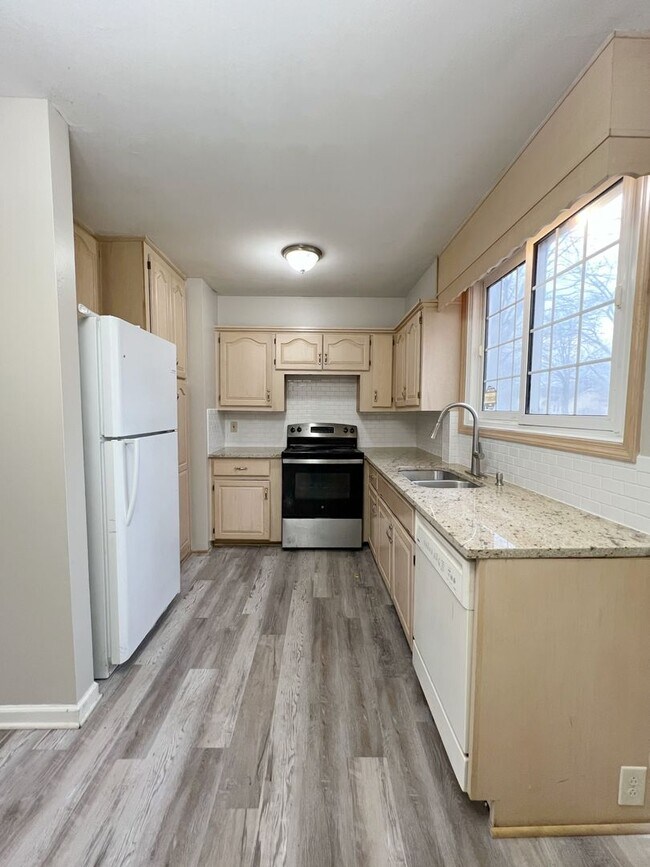 Foto del edificio - COMING SOON: Family-Friendly Home with Plenty of Space!