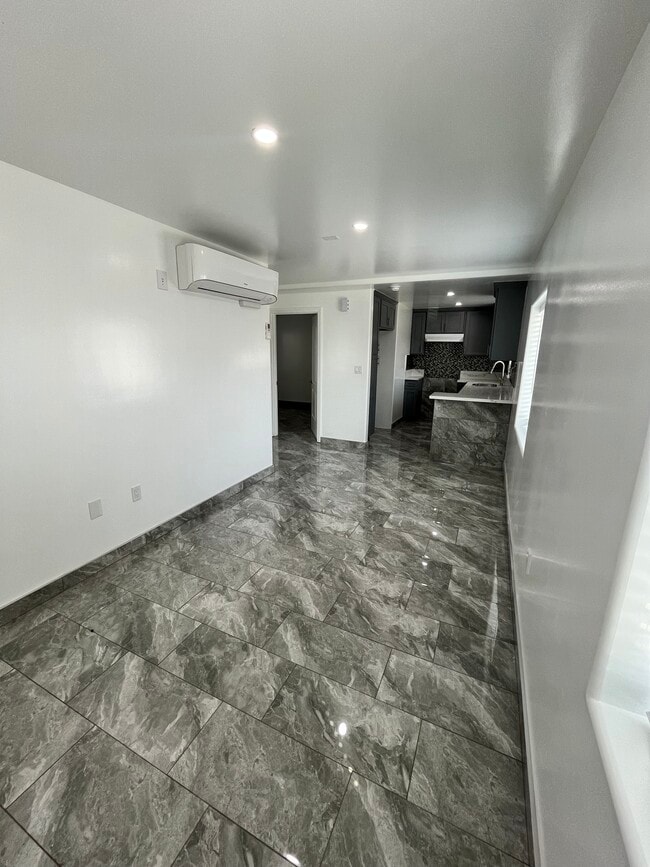 Foto del edificio - 1073 W 112th St