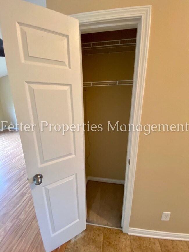 Building Photo - Spacious 3 Bedroom Home!!