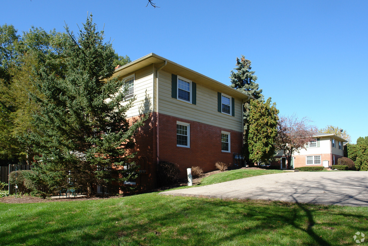 Building Photo - 1741 Chief Okemos Cir