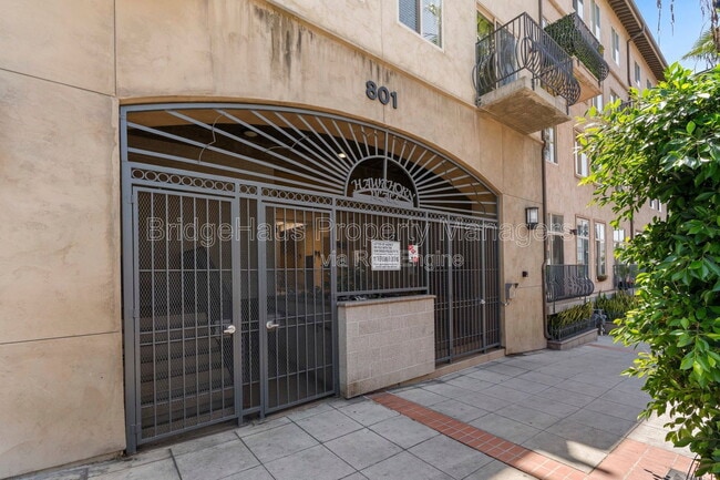 Building Photo - 801 W Hawthorn St