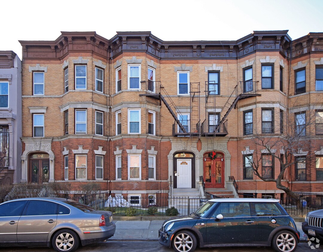 Primary Photo - 570 Halsey St