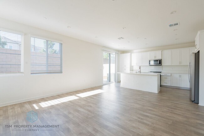 Foto del edificio - Beautiful 4-Bedroom Home in the Gated Citrus at Summit Community