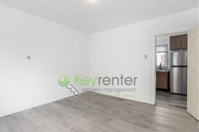 Building Photo - Spacious 3-Bed, 2-Bath First-Floor Unit wi...