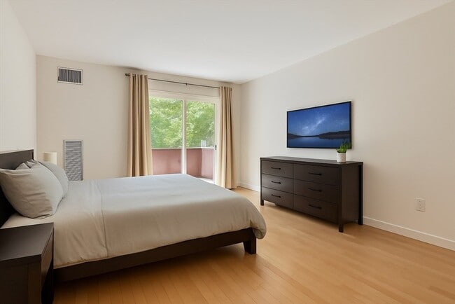 Foto del edificio - 100 Rosemary Way