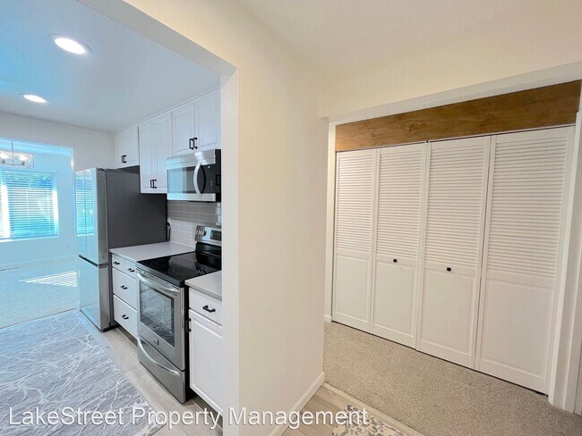 Building Photo - 2 br, 2 bath House - 9905 NE 124th St. #701