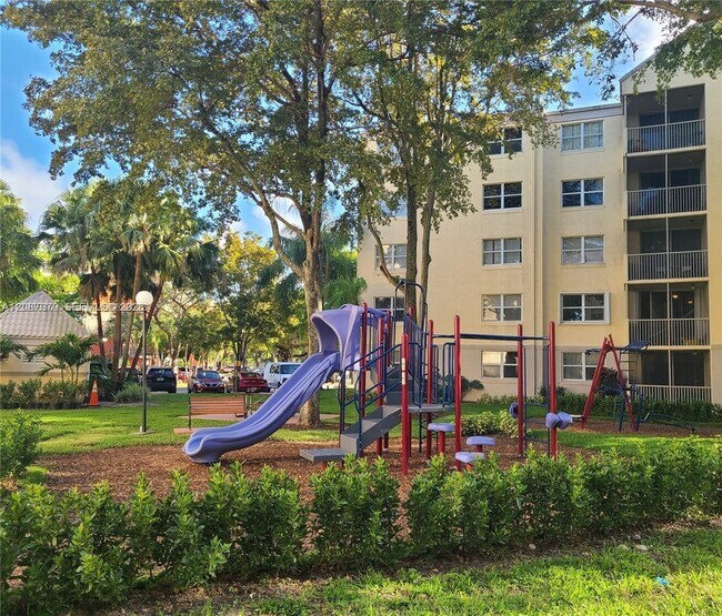 Foto del edificio - 8245 Lake Dr