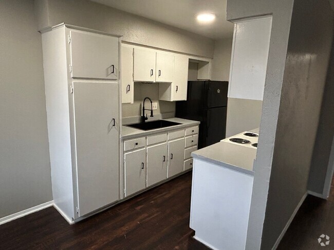 Building Photo - Oak Lawn Place: Corsicana, Leasing Specials!