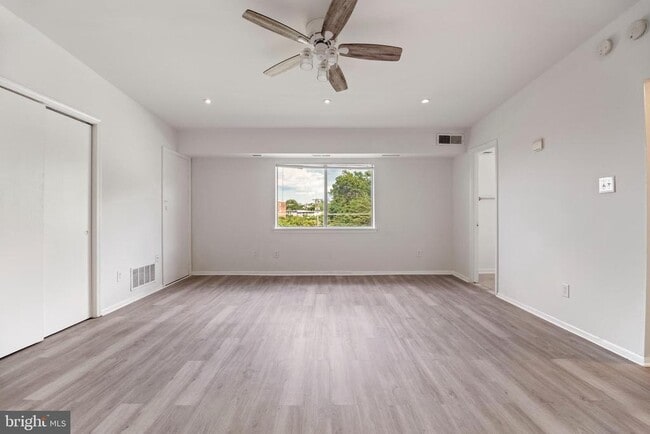 Foto del edificio - 7521 Riverdale Rd