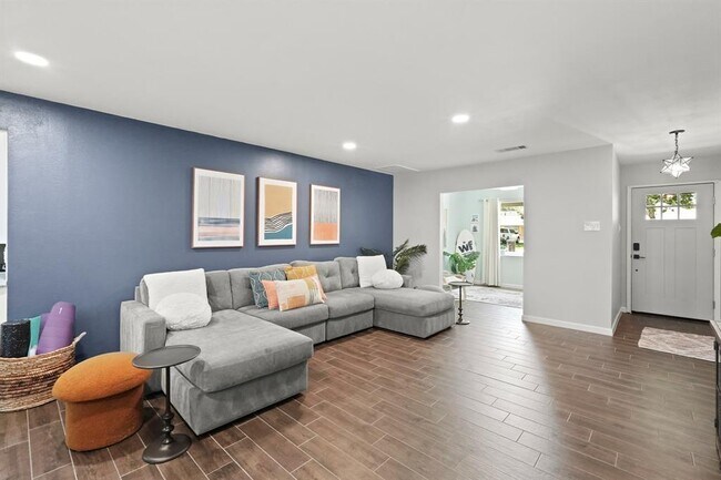 Foto del edificio - 10635 Mayfield Rd