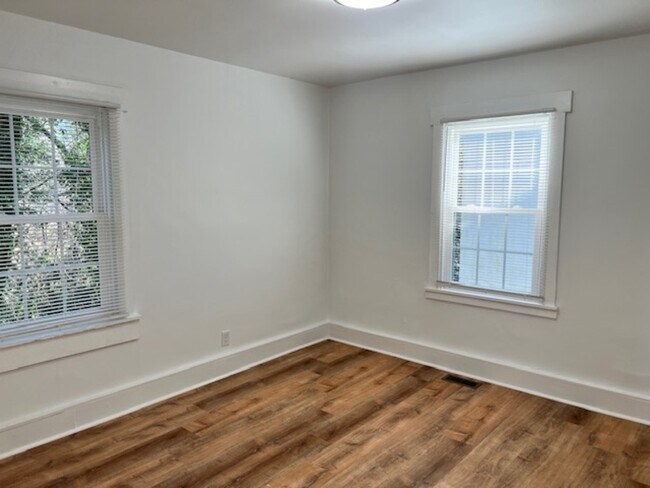 Foto del edificio - 1704 Robinhood Rd