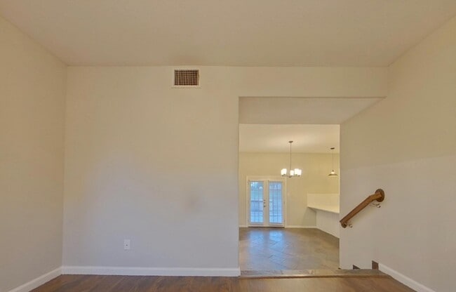 Foto del edificio - AVAILABLE NOW