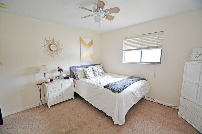 Foto del edificio - Upper unit of 3-Plex. Hardwood and New Carpet