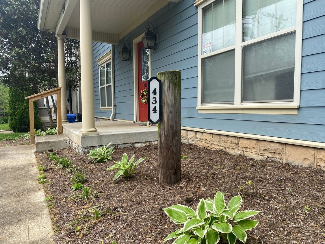 Beautiful modern upstairs condo with 2 full baths! Pet-friendly, with generous parking! - Beautiful modern upstairs condo with 2 full baths! Pet-friendly, with generous parking!