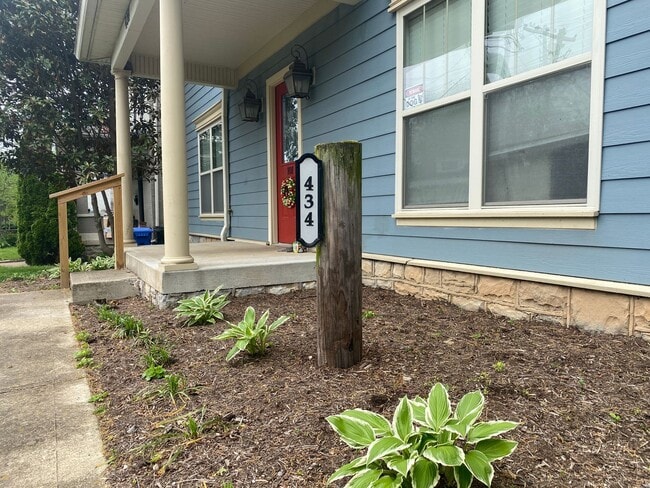 Beautiful modern upstairs condo with 2 full baths! Pet-friendly, with generous parking! - Beautiful modern upstairs condo with 2 full baths! Pet-friendly, with generous parking!