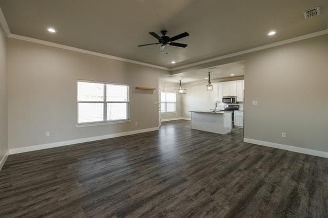 Foto del edificio - 7437 Sleepy Hollow Ln