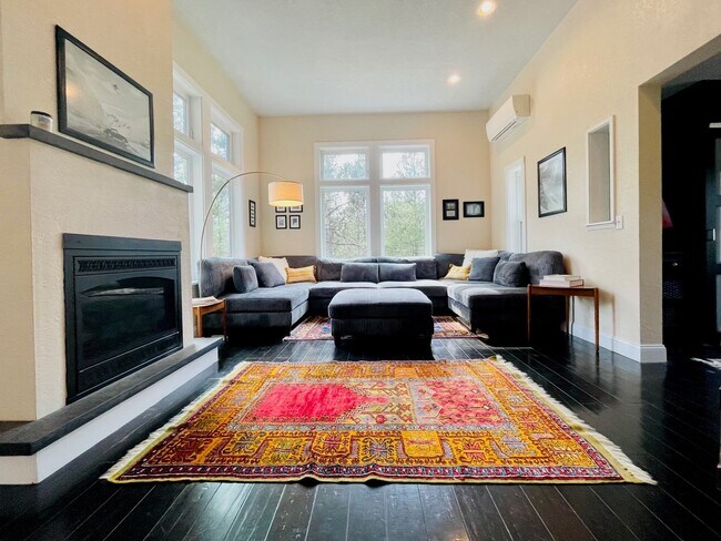 Foto del edificio - Short-Term Lease in Sunriver through May 31, 2026 - FALL SPECIAL $350.00 off first month rent wit...