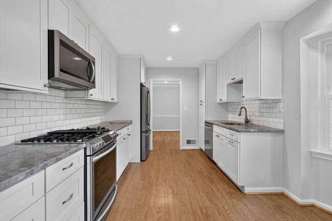 Updated kitchen - 6905 Stonewood Ct