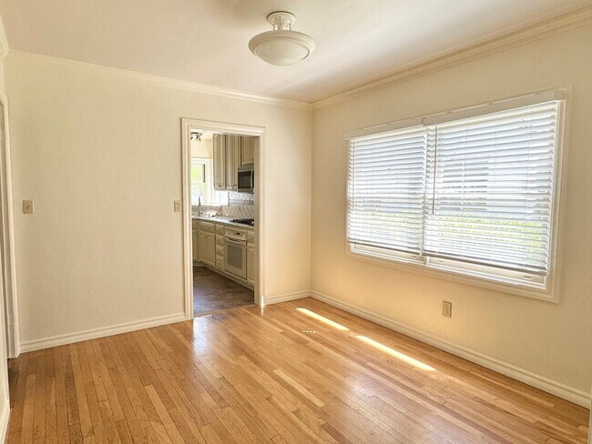 Building Photo - 548 W 4th Ave