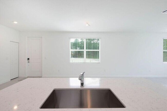 Building Photo - 824 SE grovebush Ln