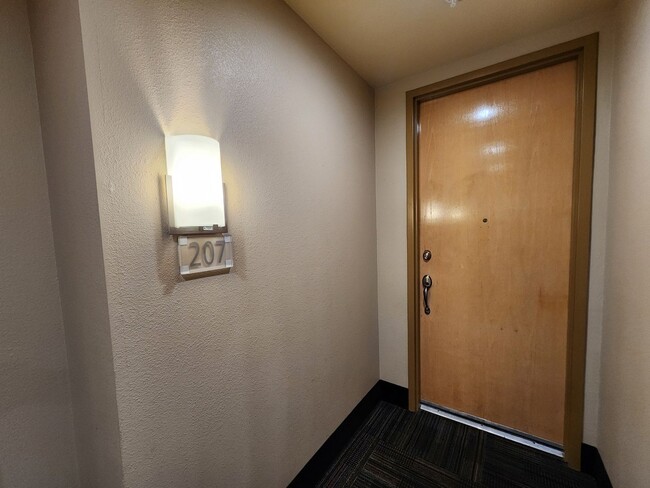 Building Photo - Cozy Park Ave Condo for Rent