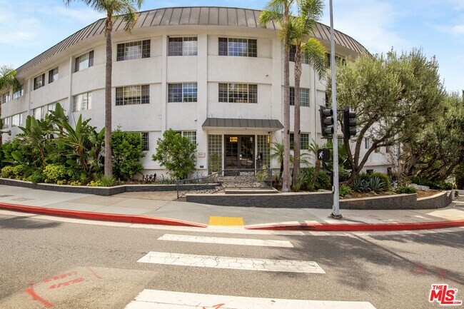 Foto del edificio - 8490 Fountain Ave