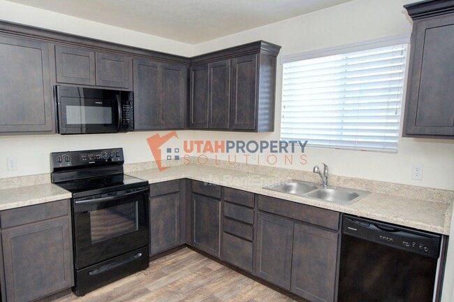Building Photo - 8172 Broken Spoke Ln