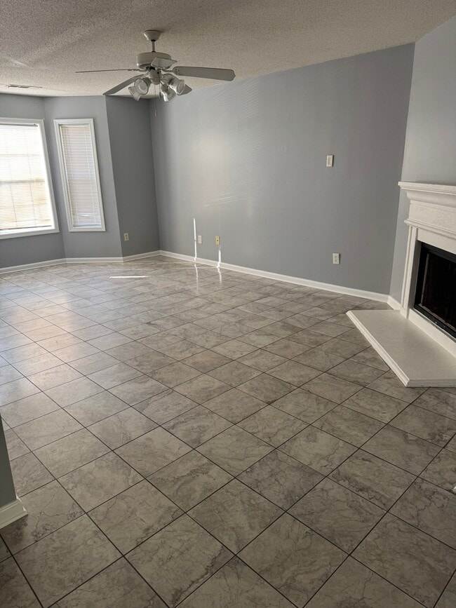 Building Photo - 7087 Ravenwood Ln