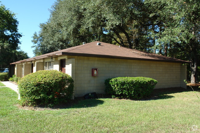 Building Photo - Pinewood Apartments II