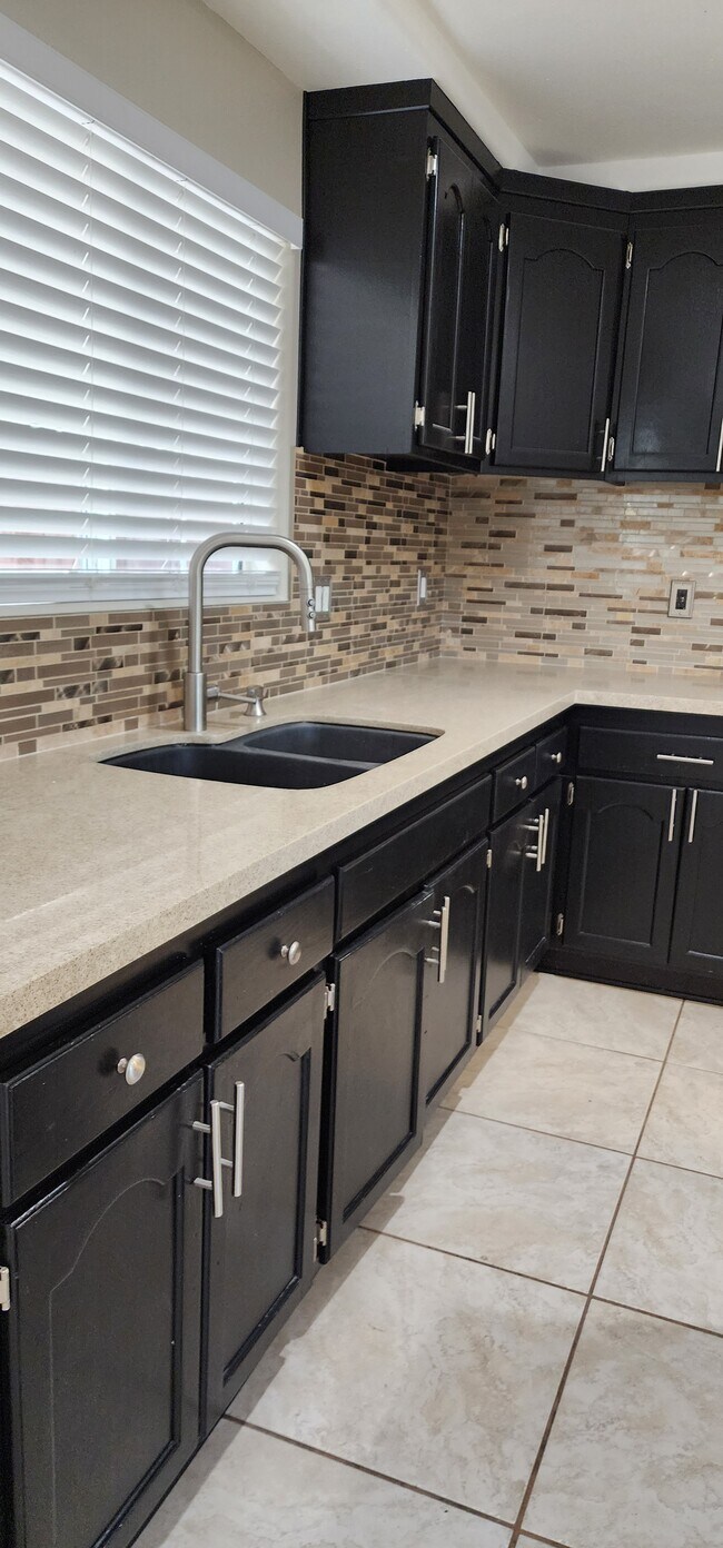 Foto del edificio - 10405 Anzac Ave