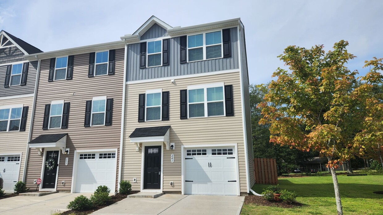 Primary Photo - Simpsonville - Baldwin Ridge - Convenientl...