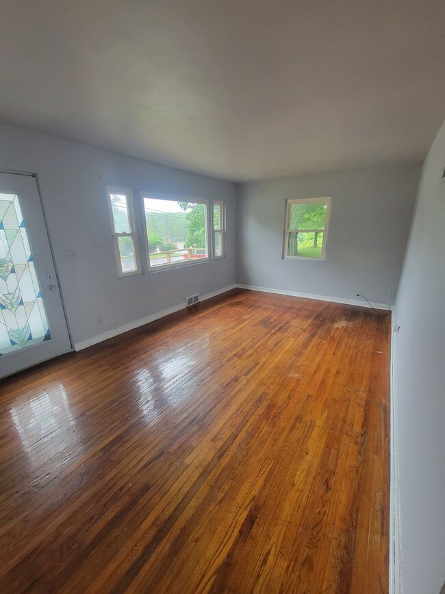 Building Photo - 3 Bedroom / 1.5 Bathroom House with Garage
