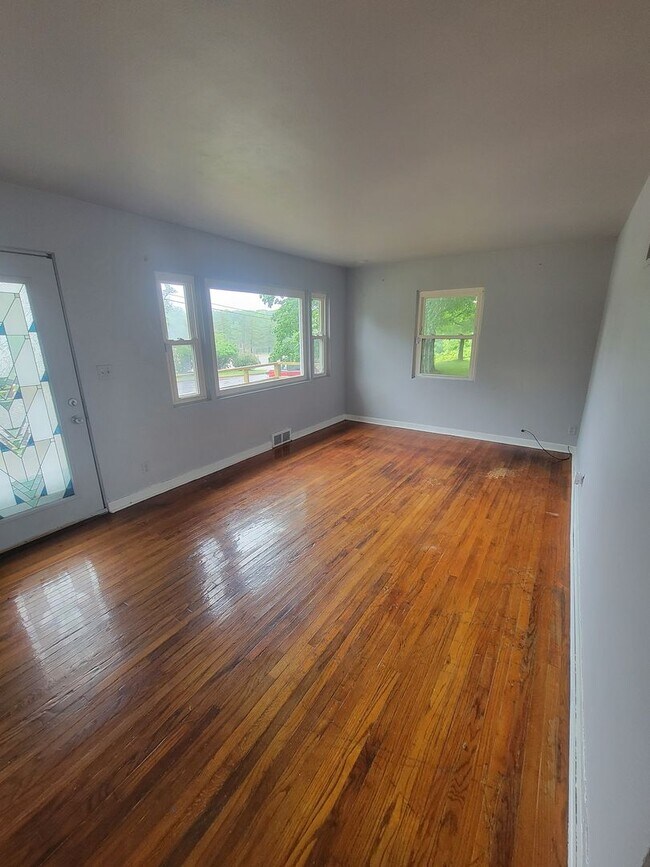 Foto del edificio - 3 Bedroom / 1.5 Bathroom House with Garage