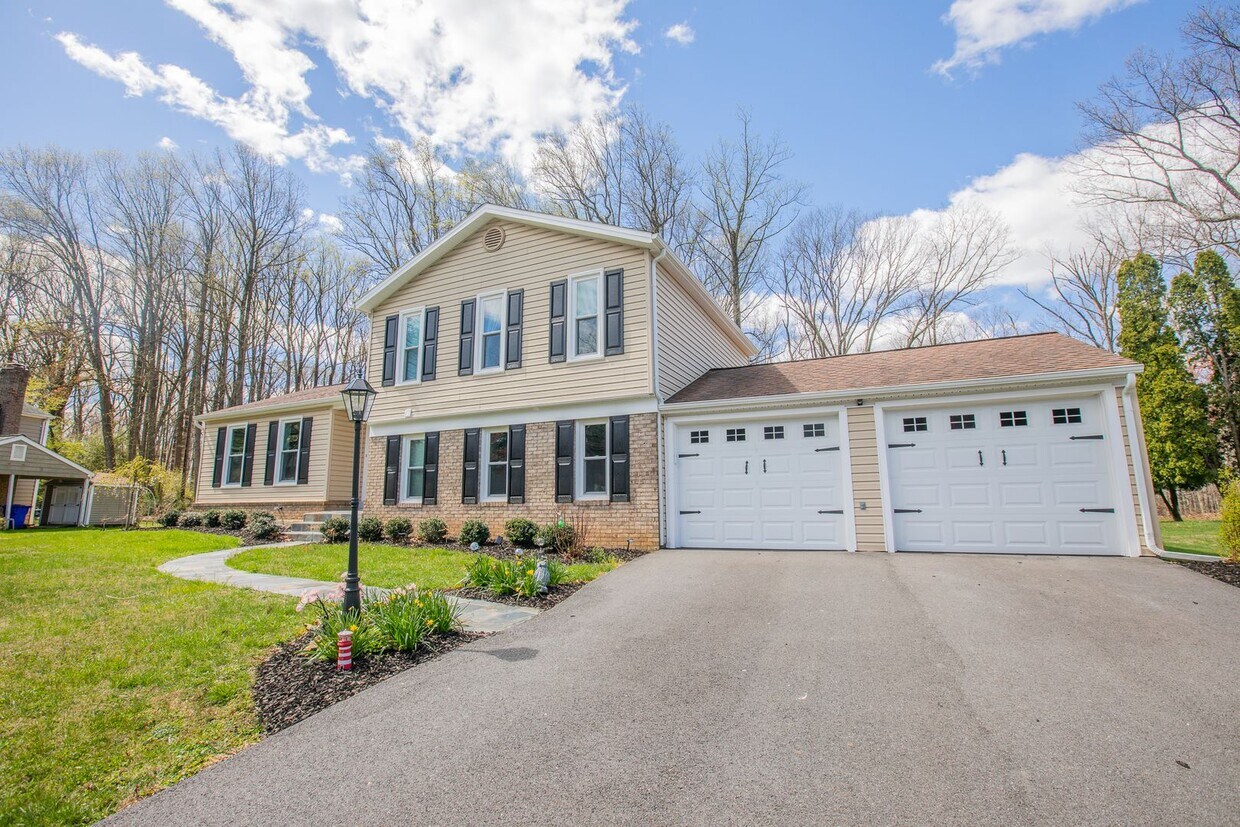 Primary Photo - Amazing 5 BR/3 BR Single-Family Home in Ro...